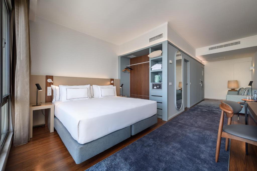 Postel nebo postele na pokoji v ubytování Melia Lisboa Oriente Hotel