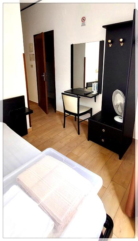 
Single Room with Private Bathroom
