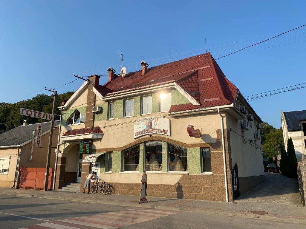 um edifício na esquina de uma rua em Атлант em Khust