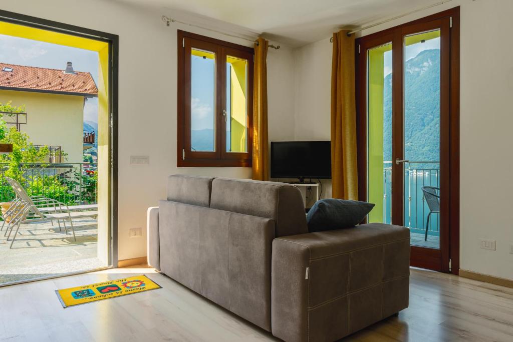 TV a/nebo společenská místnost v ubytování Balcone dei Limoni