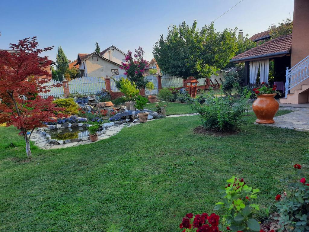 Zahrada ubytování Guest House Rose