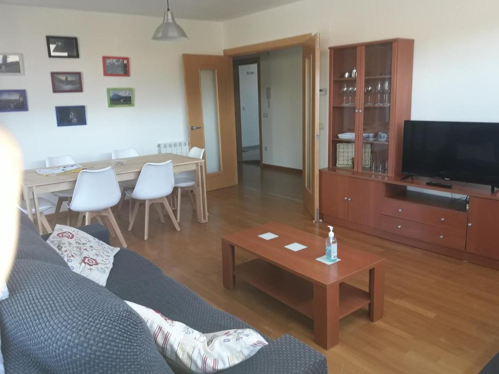 Televisyen dan/atau pusat hiburan di El Descanso