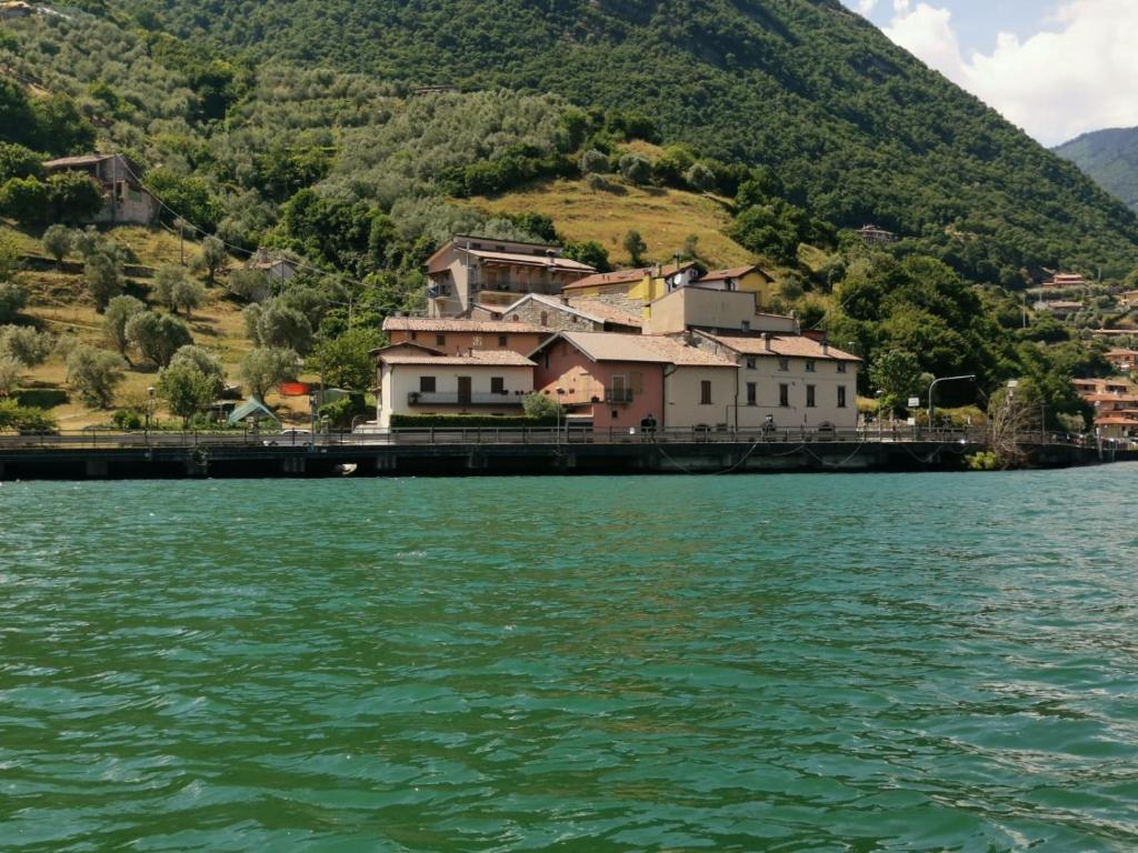 une petite ville sur la rive d'une masse d'eau dans l'établissement Amore di lago, à Tavernola Bergamasca