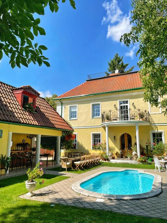 Bazén v ubytování Penzion Na Staré Poště nebo v jeho okolí