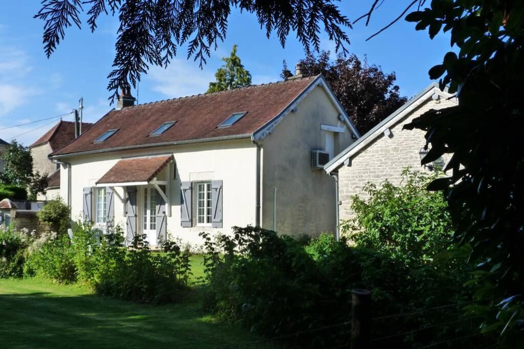 uma antiga casa branca com um telhado castanho em Gite de Bossican em Montmartin-le-Haut