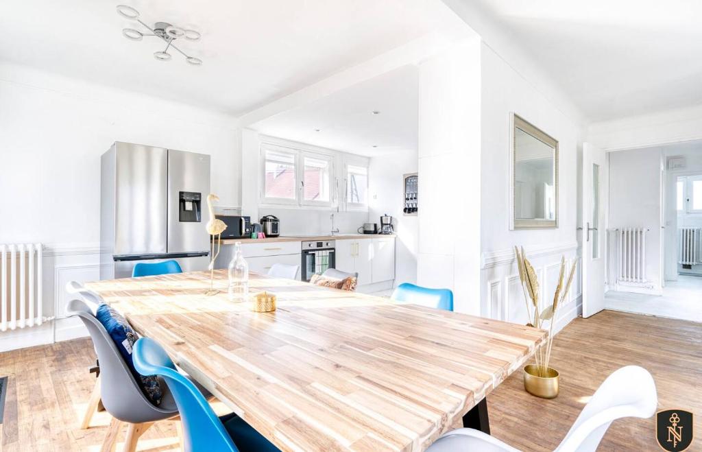 Il comprend une cuisine et une salle à manger avec une table et des chaises en bois. dans l'établissement Grande maison 160 m2 6 chambres à Caen, à Caen