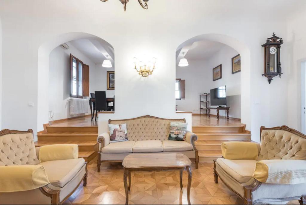 a living room with two couches and a tv at Rosati Holiday Rentals in Florence