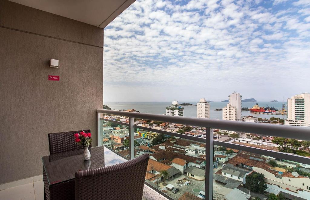 a balcony with a view of the ocean at Flat 1506 - Studio duplo em Macaé in Macaé