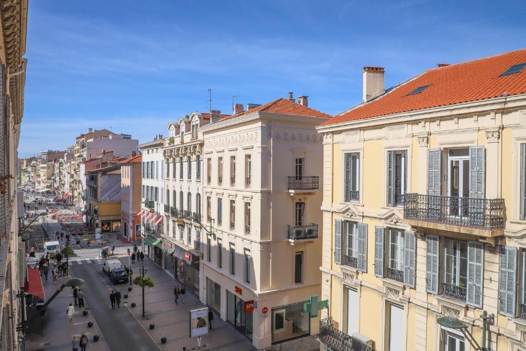 une vue d'une rue de la ville avec des bâtiments dans l'établissement ACCI Cannes Riviera, à Cannes