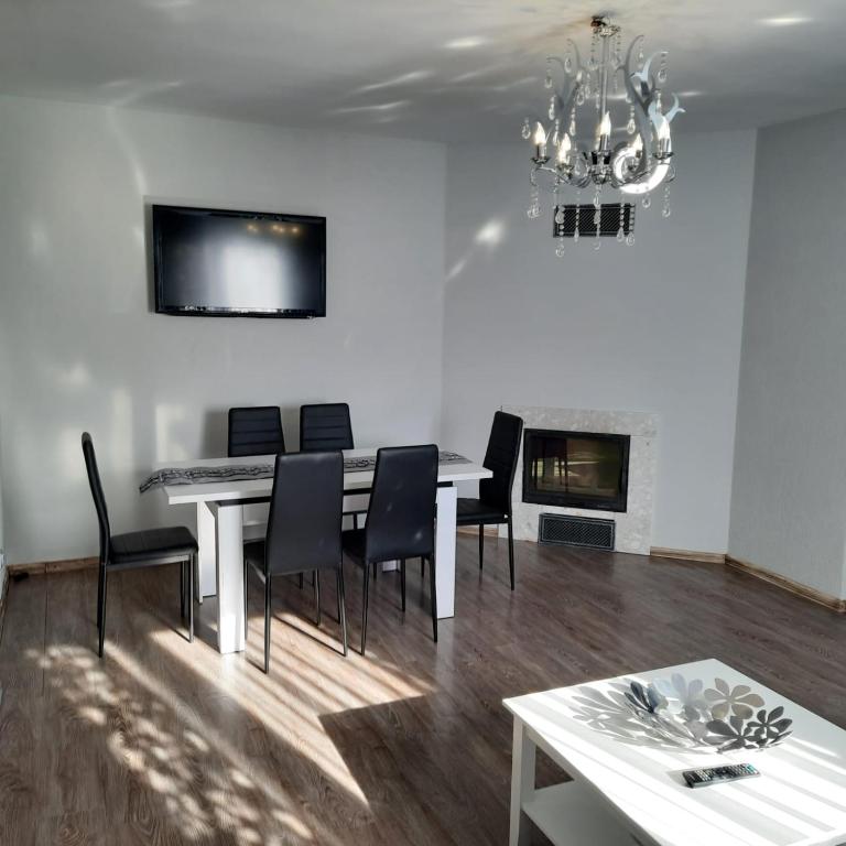 Televízia a/alebo spoločenská miestnosť v ubytovaní Apartament Centrum