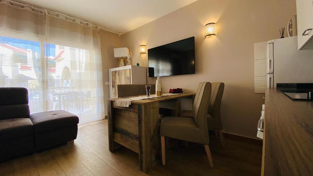 Kuchyňa alebo kuchynka v ubytovaní Luxury Apartment fronte piscina Mareverde A&V Costa Adeje