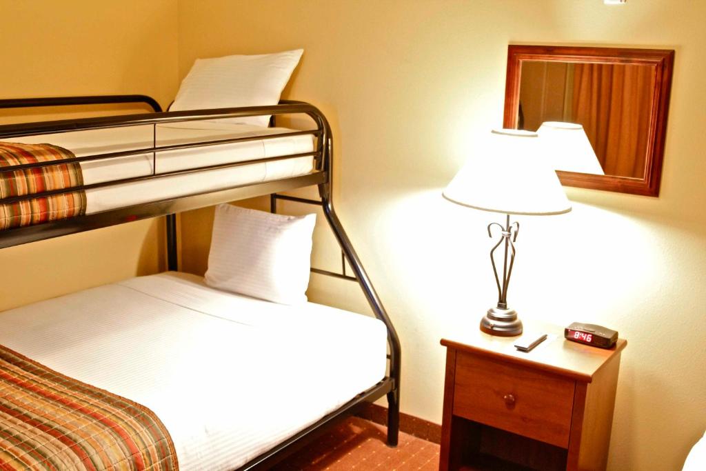 Postel nebo postele na pokoji v ubytování Arbuckle Lodge Gillette