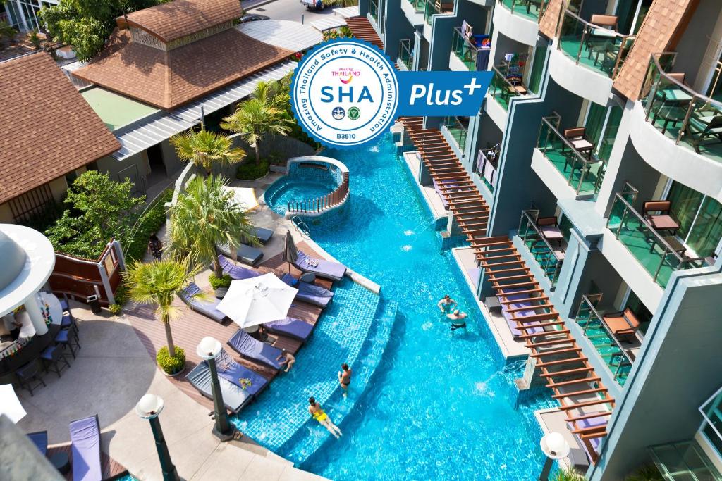 Bazén v ubytování Ramaburin Resort Patong - SHA Extra Plus nebo v jeho okolí