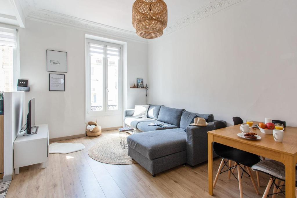 un salon avec un canapé et une table dans l'établissement Appartement Pertinax - Welkeys, à Nice