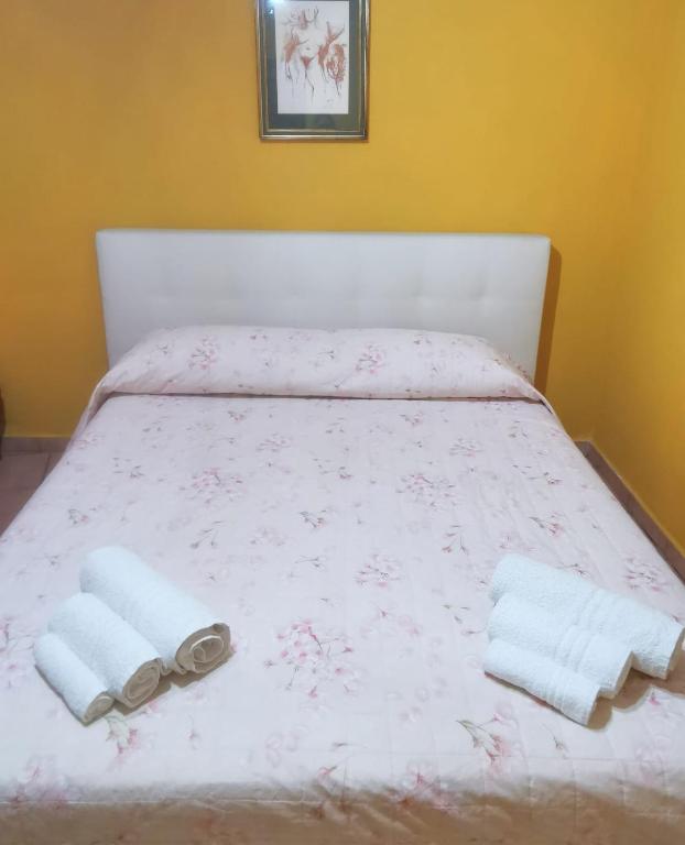 A bed or beds in a room at Casetta Arco