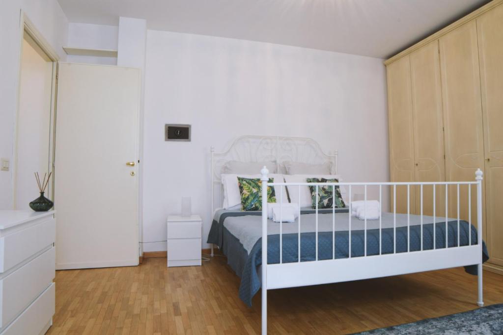 Łóżko lub łóżka w pokoju w obiekcie Parma Central Apartments