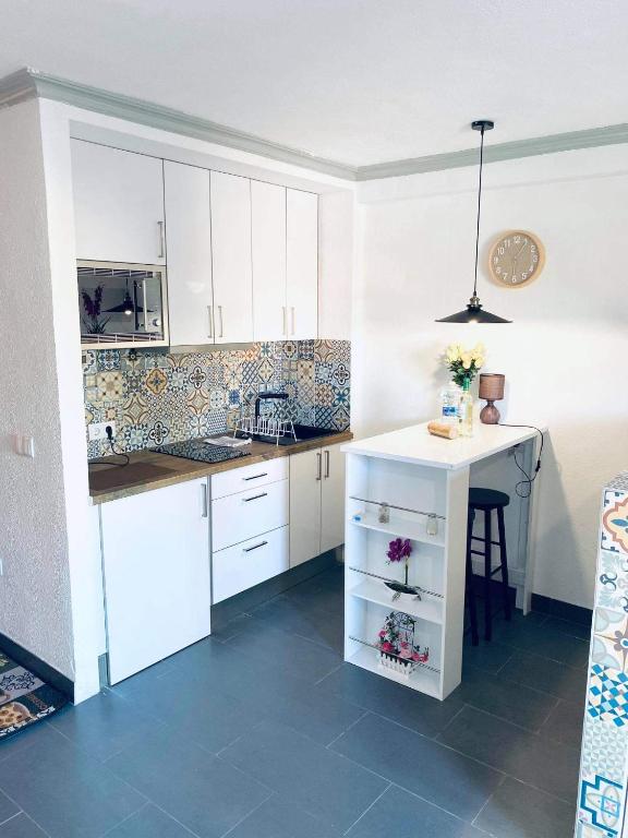 A kitchen or kitchenette at Perfect for exploring local areas and more