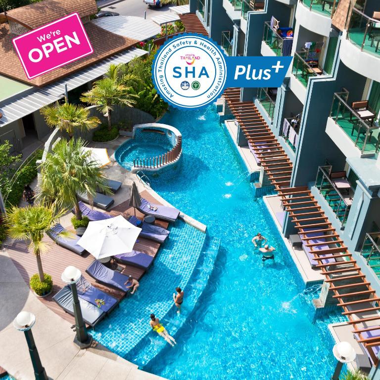 Bazén v ubytování Ramaburin Resort Patong - SHA Extra Plus nebo v jeho okolí
