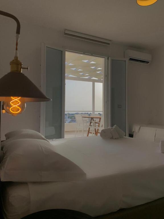 A bed or beds in a room at Appartamento Magnolia Deluxe