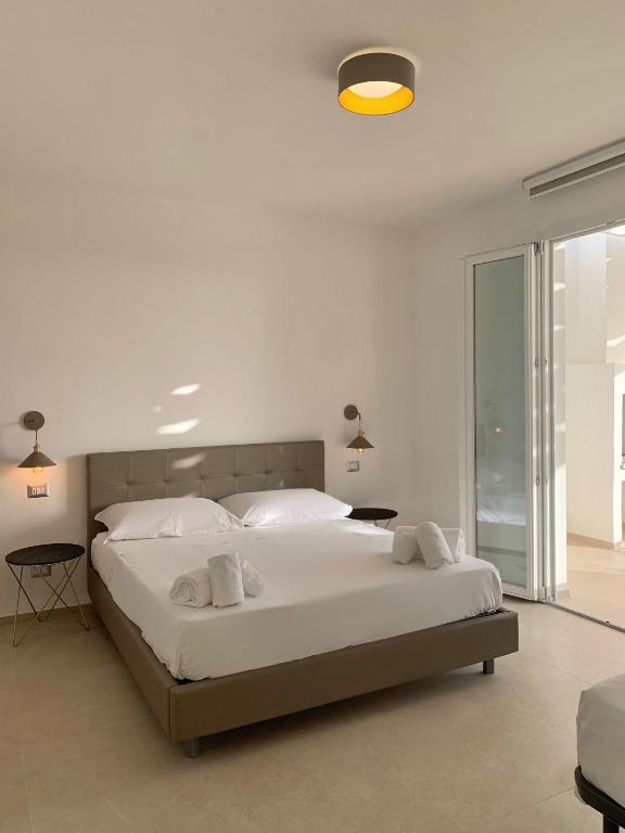 A bed or beds in a room at Appartamento Magnolia Deluxe
