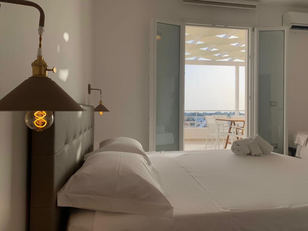 A bed or beds in a room at Appartamento Magnolia Deluxe