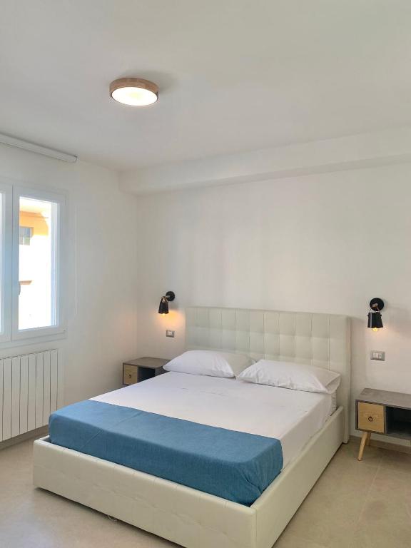 A bed or beds in a room at Appartamento Magnolia Deluxe