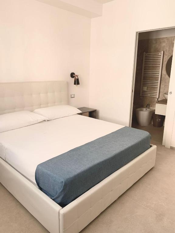 A bed or beds in a room at Appartamento Magnolia Deluxe