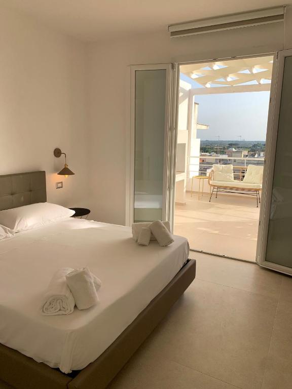 A bed or beds in a room at Appartamento Magnolia Deluxe