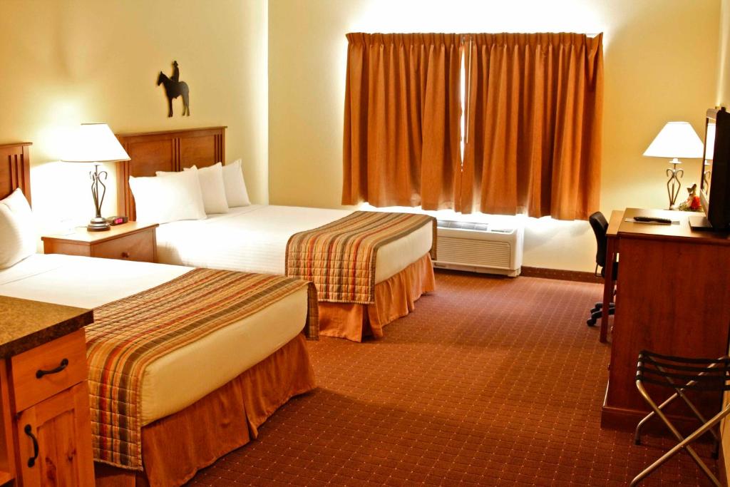 Postel nebo postele na pokoji v ubytování Arbuckle Lodge Gillette