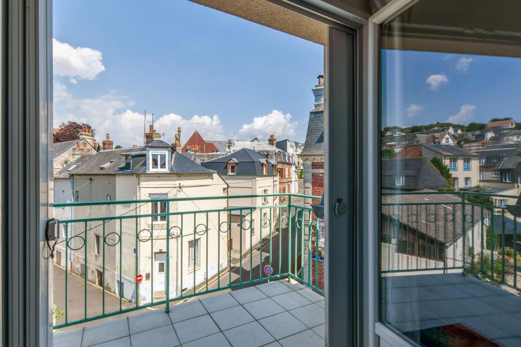 vistas desde la ventana de un balcón en Nice flat with balcony - Trouville - Welkeys, en Trouville-sur-Mer
