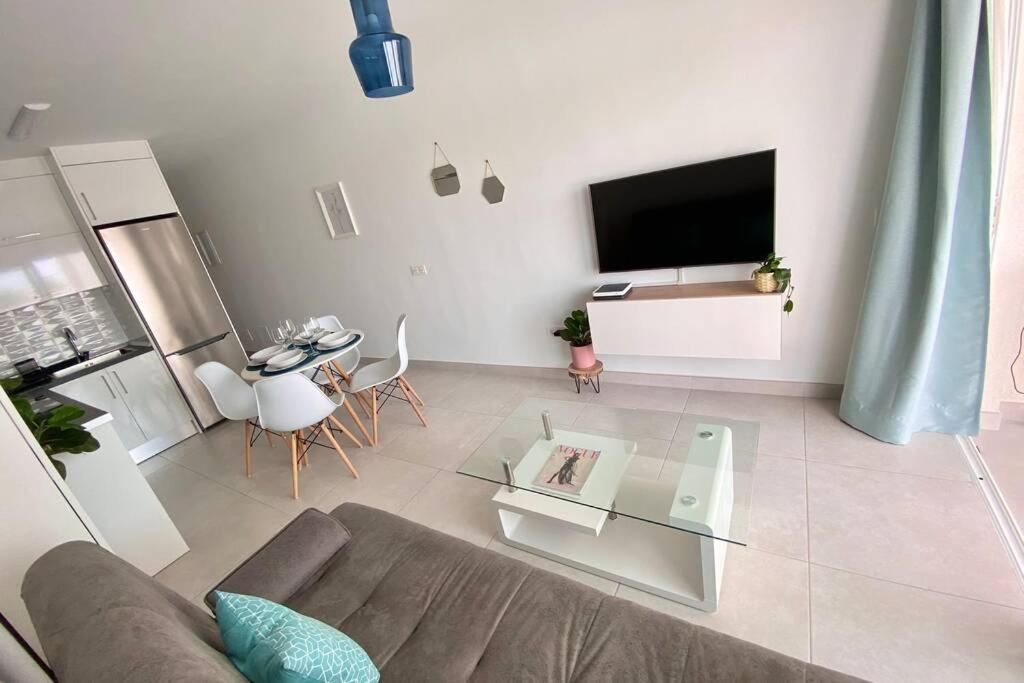 TV a/nebo společenská místnost v ubytování Oasis View Lanzarote