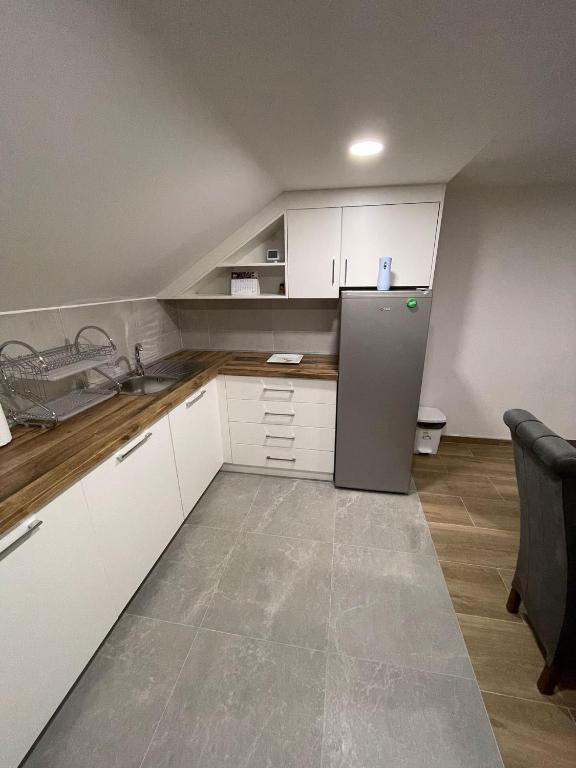 Kuchyň nebo kuchyňský kout v ubytování Apartman Ambijent