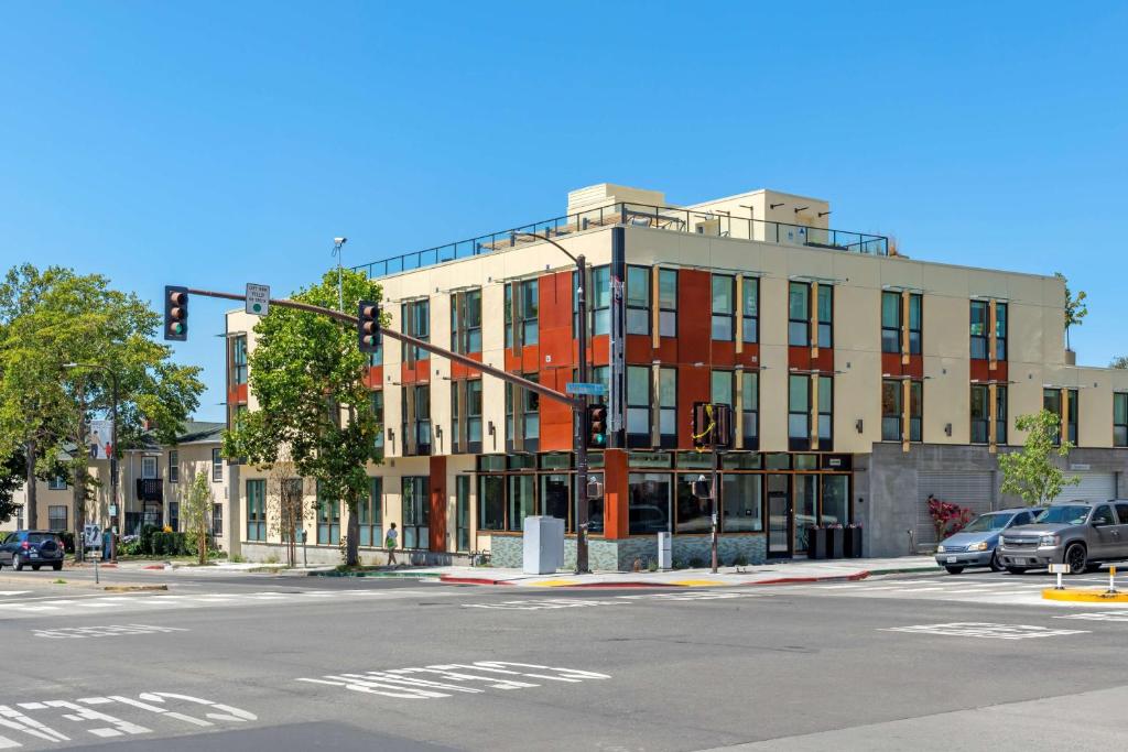 un edificio en la esquina de una calle con un semáforo en Aiden by Best Western Berkeley, en Berkeley