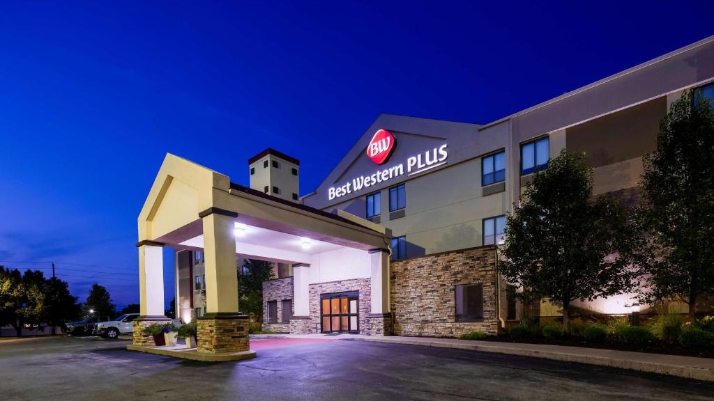 a hotel front of a building at night at Best Western Plus Lee's Summit Hotel & Suites in Lees Summit