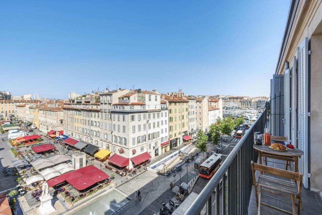 une vue d'une ville depuis le balcon d'un immeuble dans l'établissement Appartement Ballard - Welkeys, à Marseille