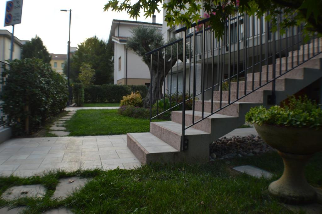 una rampa di scale di fronte a un edificio di Ca' Olivo a Mogliano Veneto