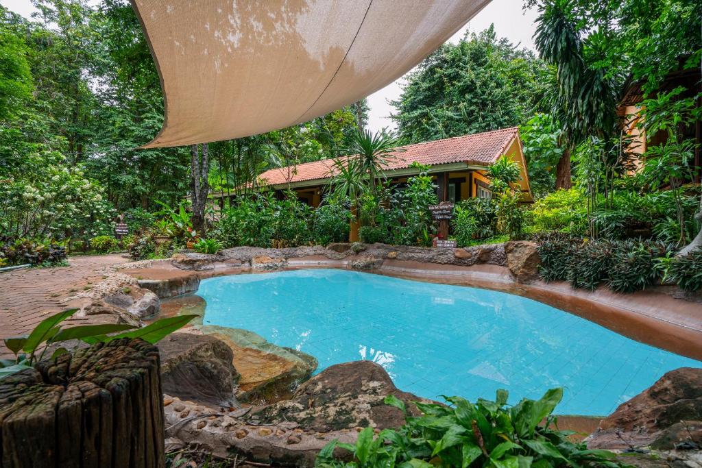 Bazén v ubytování Home Phutoey River Kwai Hotspring & Nature Resort nebo v jeho okolí
