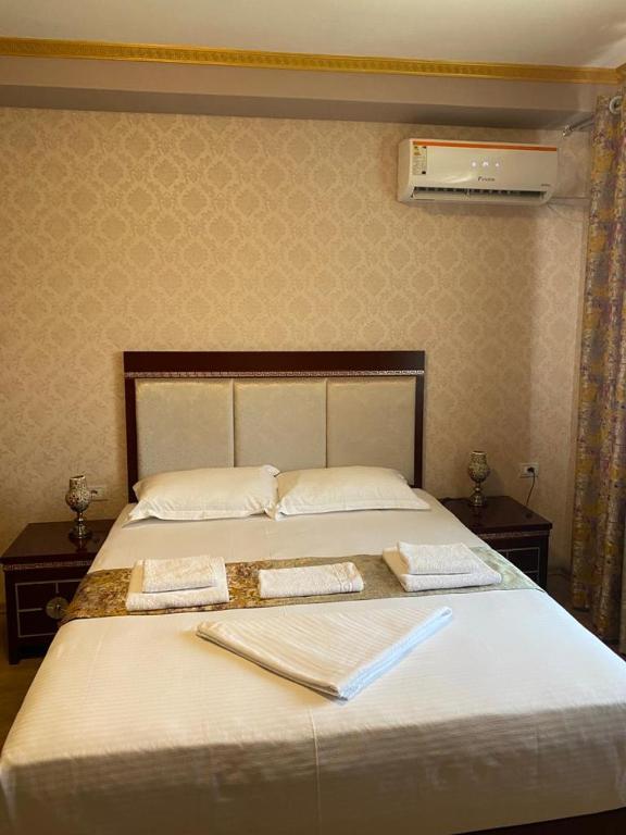 Postel nebo postele na pokoji v ubytování British Hotel Pogradec