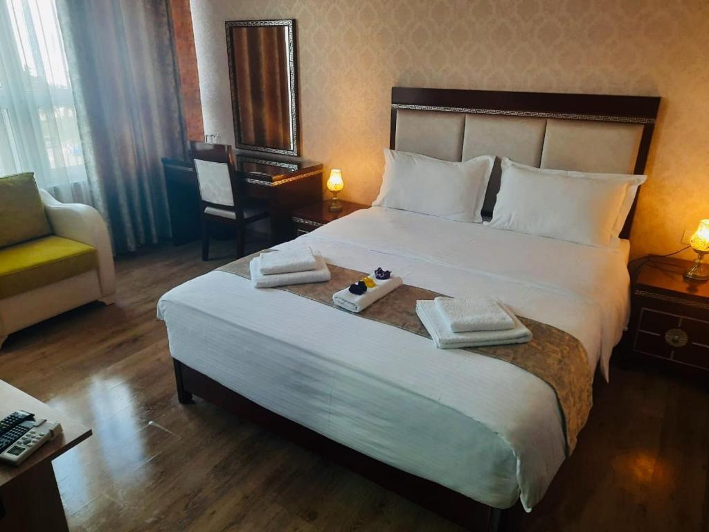 Postel nebo postele na pokoji v ubytování British Hotel Pogradec