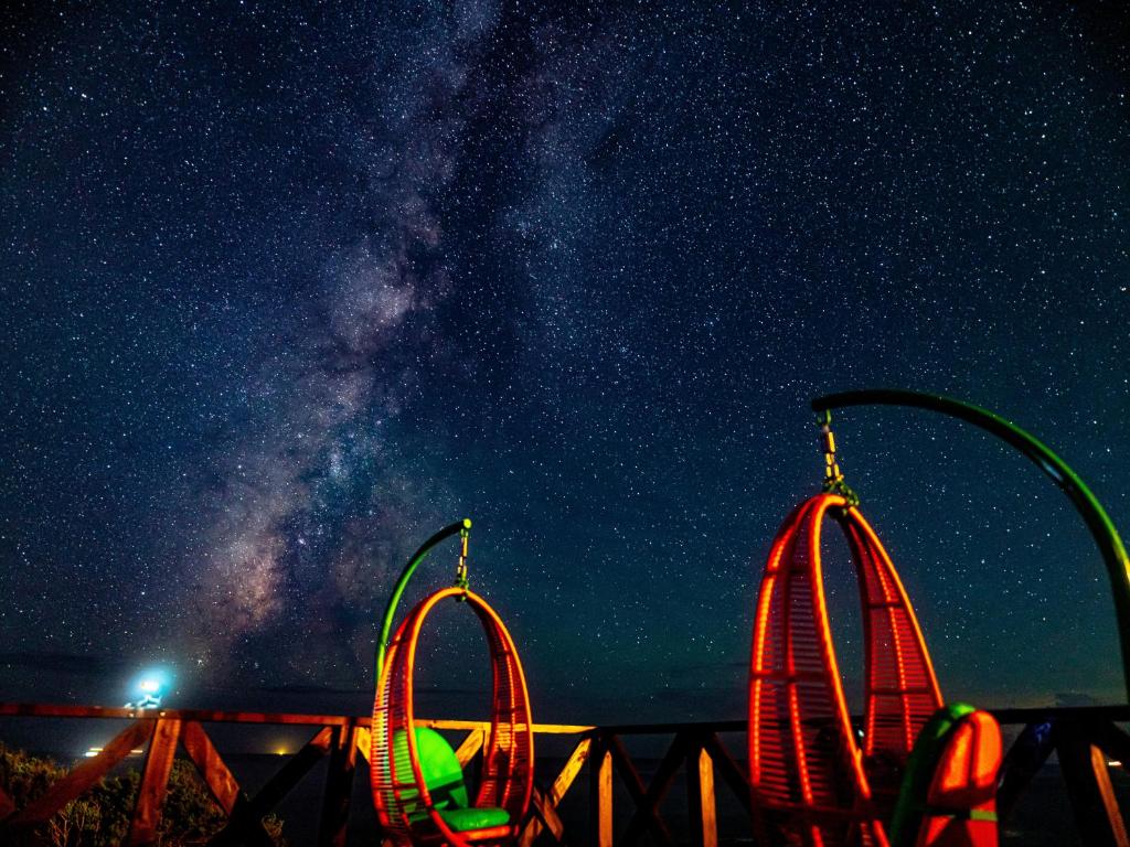 een sterrennacht met de melkachtige manier en een achtbaan bij XYZ speciale in Shirahama