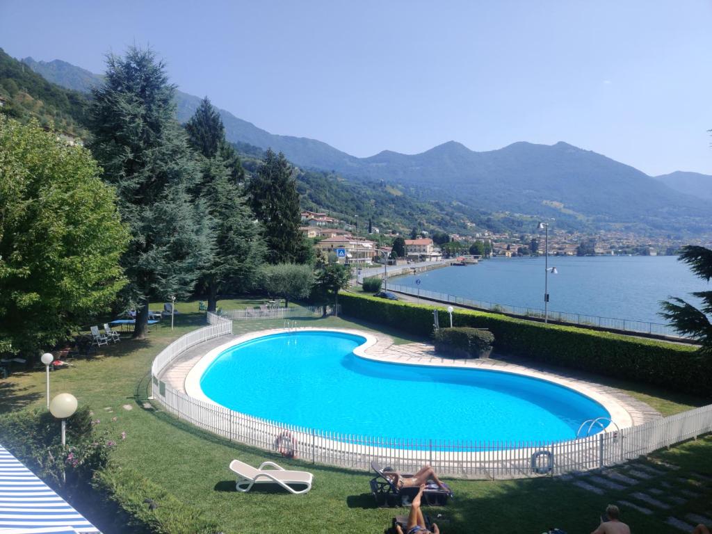 einen Pool mit Seeblick in der Unterkunft Appartamento per 4 persone - Caray Park - Sale Marasino - Lago d'Iseo in Marone