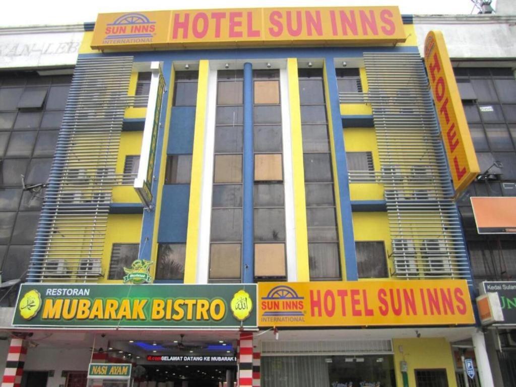 史里肯邦安Sun Inns D'mind 3 Seri Kembangan的建筑上标有黄色和蓝色标志的酒店