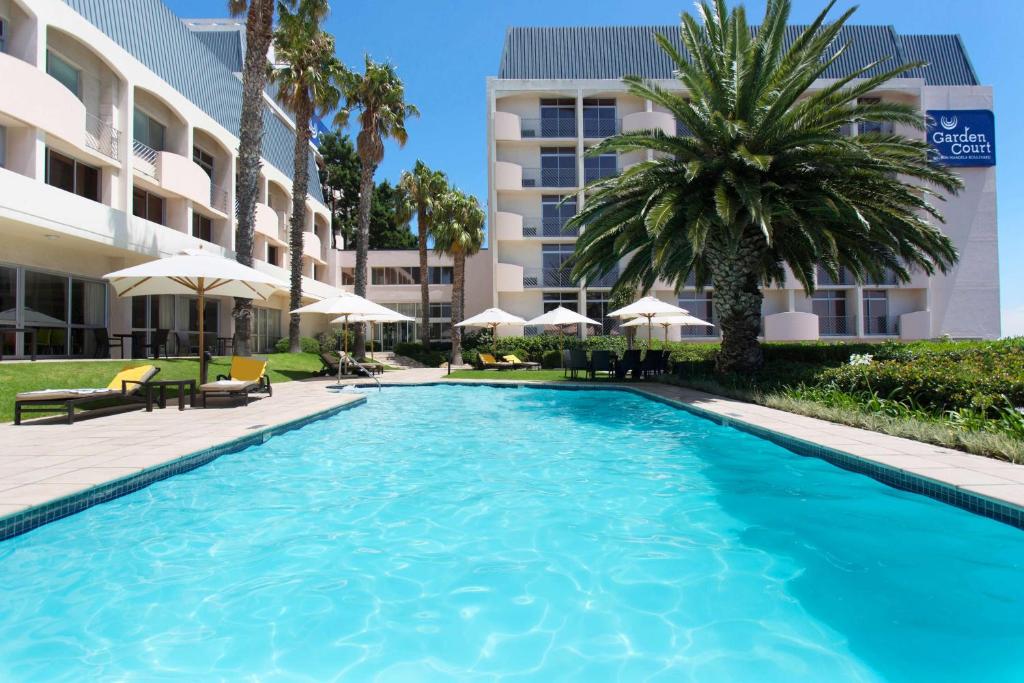 een zwembad voor een gebouw bij Garden Court Nelson Mandela Boulevard in Kaapstad