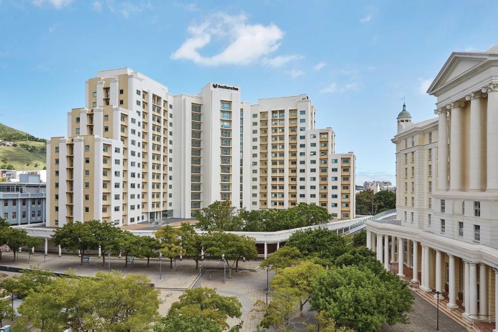 un grupo de edificios altos en una ciudad en Southern Sun Waterfront Cape Town, en Ciudad del Cabo