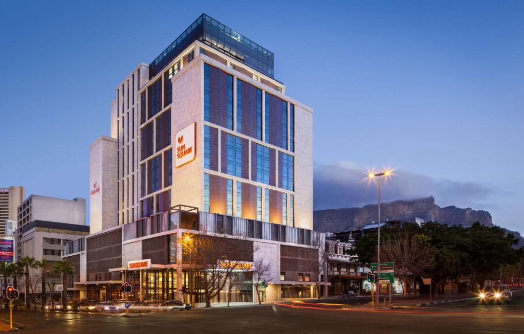 un edificio alto en una calle de la ciudad por la noche en SunSquare Cape Town City Bowl, en Ciudad del Cabo