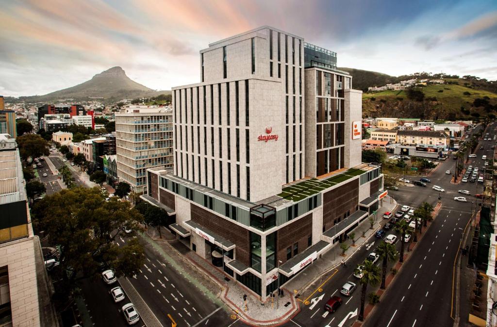 StayEasy Cape Town City Bowl في كيب تاون: اطلالة جوية على مبنى في مدينة