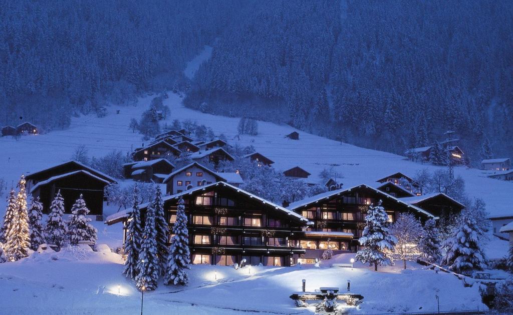 un lodge de esquí en la nieve por la noche en Hotel Pfeifer, en Gaschurn