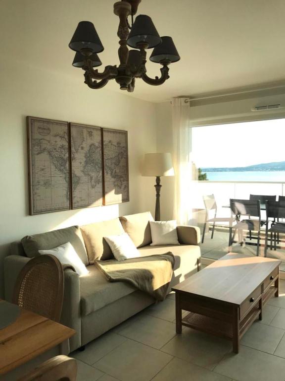 un salon avec un canapé et une table dans l'établissement Le Bleu Mer, à Sète