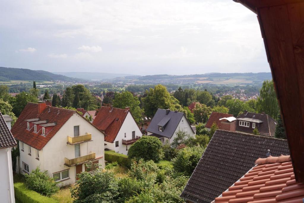 uma vista para uma aldeia com casas em Ferienhaus Weitblick em Bad Pyrmont