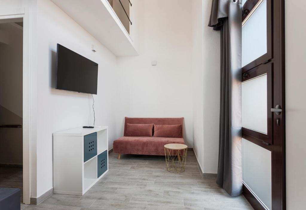 sala de estar con sofá rojo y TV en Lofty loft - Chiese en Milán